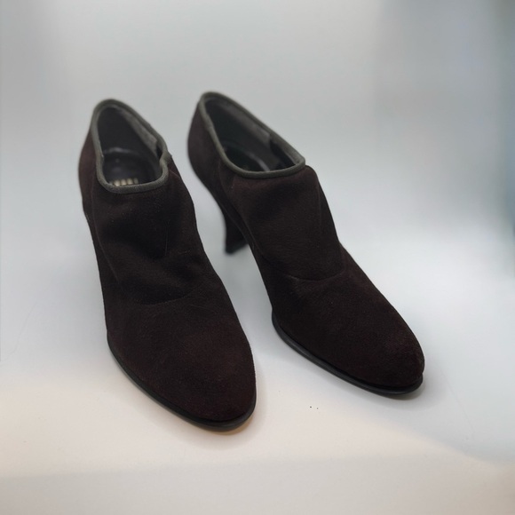 Stuart Weitzman Chocolate Brown Suede Stretch Kitten Heel Shootie - Picture 2 of 7